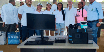 Gobernación del Valle entregó en Tuluá kits de oficina a asociaciones campesinas