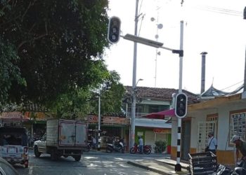 Instalan semáforos en el centro de San Pedro