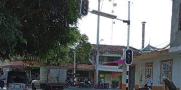 Instalan semáforos en el centro de San Pedro