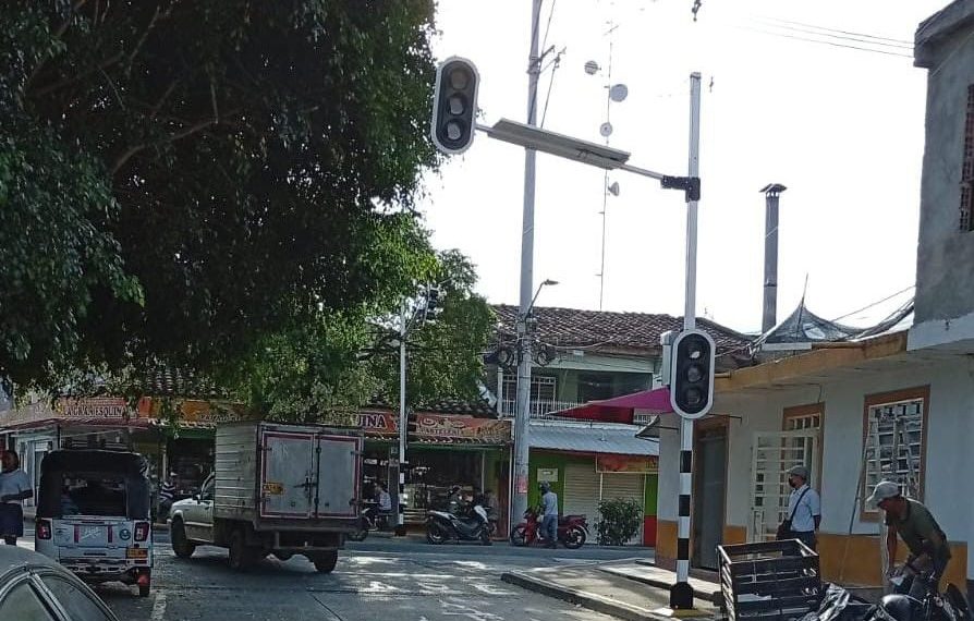 Instalan semáforos en el centro de San Pedro