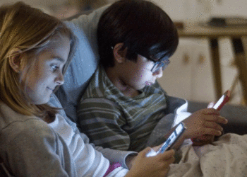 Avanza propuesta para prohibir redes sociales a menores de 16 años