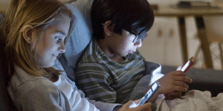 Avanza propuesta para prohibir redes sociales a menores de 16 años