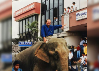 La imagen que marcó una época: Gustavo Álvarez Gardeazábal recorriendo Tuluá en elefante en 1988