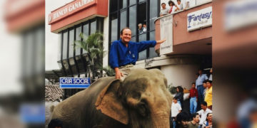 La imagen que marcó una época: Gustavo Álvarez Gardeazábal recorriendo Tuluá en elefante en 1988