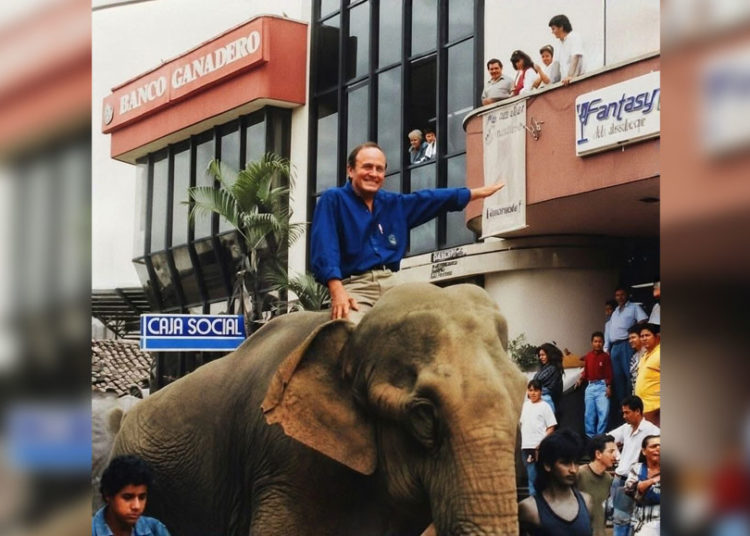 La imagen que marcó una época: Gustavo Álvarez Gardeazábal recorriendo Tuluá en elefante en 1988