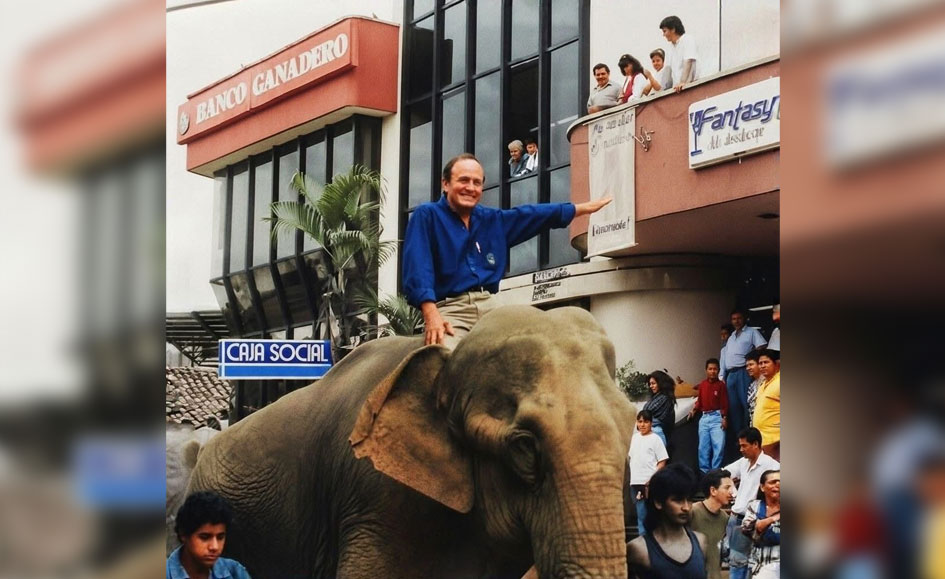 La imagen que marcó una época: Gustavo Álvarez Gardeazábal recorriendo Tuluá en elefante en 1988