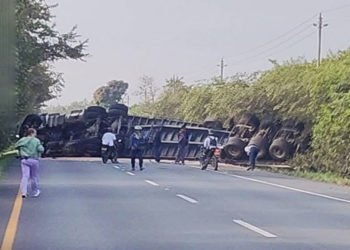 Volcamiento de tractomula mantiene bloqueada la vía Cerrito – Palmira