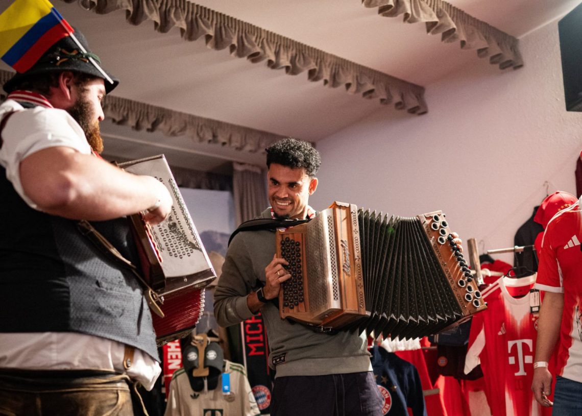 Así fue la primera visita de Luis Díaz a un fan club del Bayern Múnich