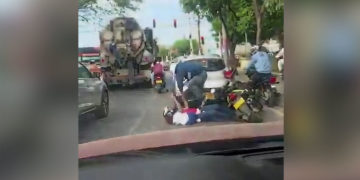 A plena luz del día: violento robo armado quedó grabado en el Centro de Santa Marta