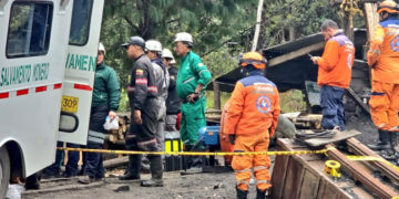 Confirman la muerte de dos de los seis trabajadores atrapados en socavón de Guachetá