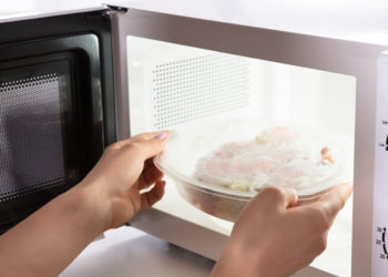 ¿Es seguro calentar comida en plástico? Nuevo informe enciende las alarmas