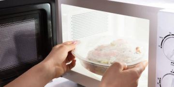 ¿Es seguro calentar comida en plástico? Nuevo informe enciende las alarmas