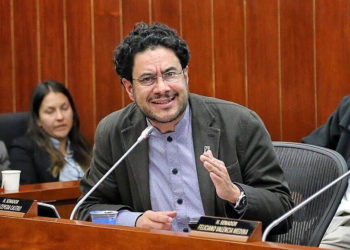Iván Cepeda anuncia denuncia penal contra magistrados del CNE