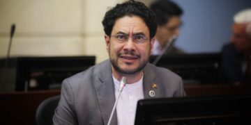 Iván Cepeda queda por fuera de la consulta tras decisión del CNE