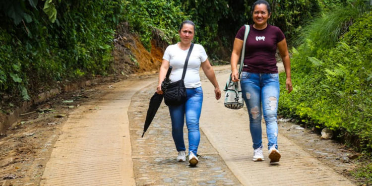 Más de 7 mil campesinos ya transitan sin lodo gracias a nuevas vías en Sevilla