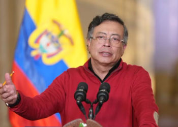 Petro anuncia marchas y plantea salario mínimo móvil tras fallo del Consejo de Estado