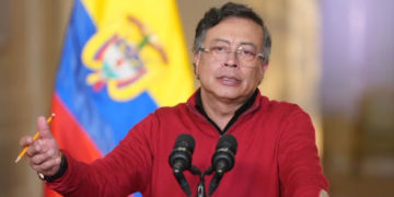 Petro anuncia marchas y plantea salario mínimo móvil tras fallo del Consejo de Estado