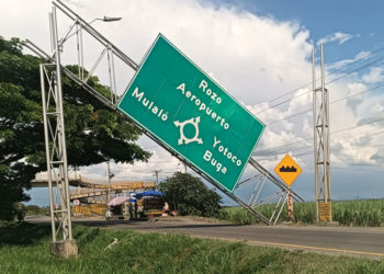 Se desprende aviso vial en corredor hacia el aeropuerto de Cali
