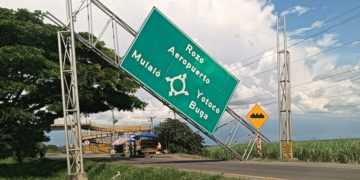 Se desprende aviso vial en corredor hacia el aeropuerto de Cali