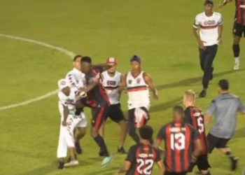 Semifinal suspendida tras invasión de hinchas y enfrentamientos en el campo
