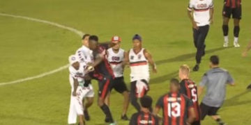 Semifinal suspendida tras invasión de hinchas y enfrentamientos en el campo