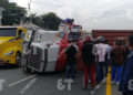 Tractomula se volcó en la vía Buga–Tuluá