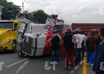 Tractomula se volcó en la vía Buga–Tuluá