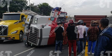 Tractomula se volcó en la vía Buga–Tuluá