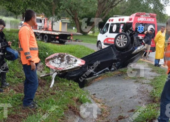 Vehículo se volcó en la entrada norte de Bugalagrande