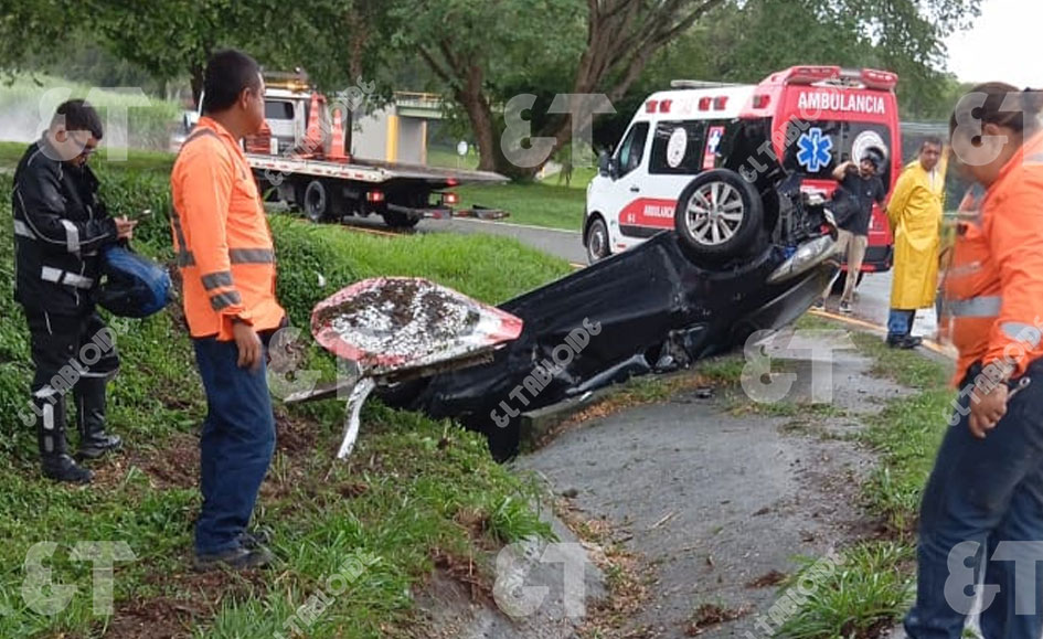 Vehículo se volcó en la entrada norte de Bugalagrande