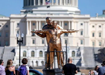 Aparece en Washington estatua de Trump y Epstein recreando escena de Titanic