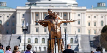 Aparece en Washington estatua de Trump y Epstein recreando escena de Titanic