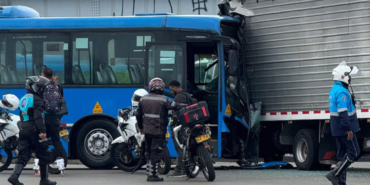 Emergencia en Cali tras choque de bus del MIO; reportan 16 lesionados