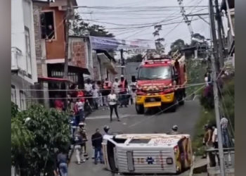 Emergencia en Sevilla: ambulancia terminó volcada tras la Vuelta al Valle