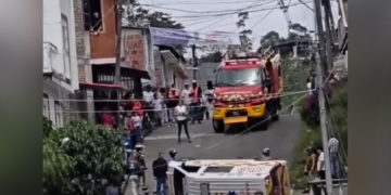 Emergencia en Sevilla: ambulancia terminó volcada tras la Vuelta al Valle