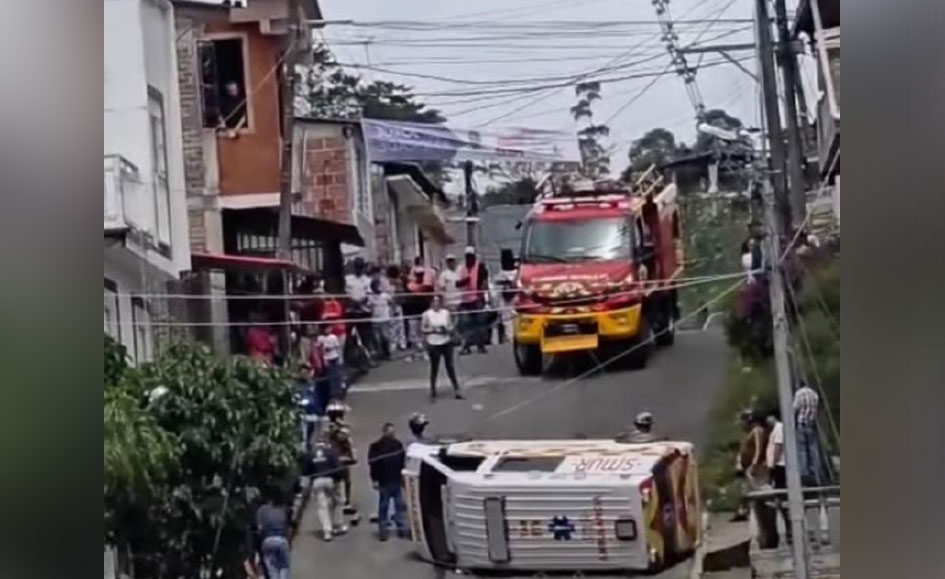 Emergencia en Sevilla: ambulancia terminó volcada tras la Vuelta al Valle