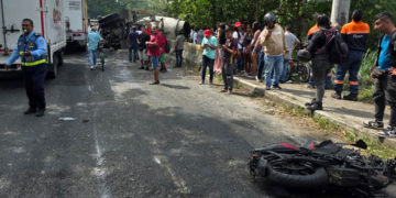 Grave accidente entre carro tanque y motocicleta en Cartago