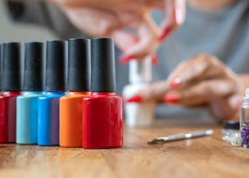 Invima prohíbe 136 esmaltes semipermanentes por riesgos para la salud