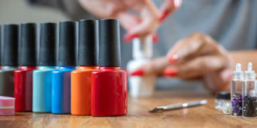 Invima prohíbe 136 esmaltes semipermanentes por riesgos para la salud