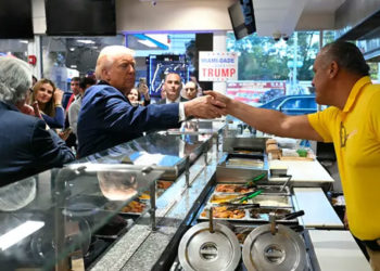 “¿Quién es de Venezuela?”: la frase de Trump al entrar a restaurante en Miami