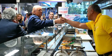 “¿Quién es de Venezuela?”: la frase de Trump al entrar a restaurante en Miami