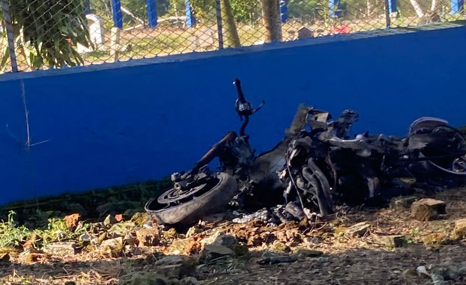 Tercera moto quemada en La Marina genera preocupación en la comunidad
