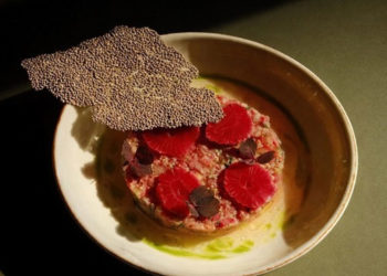¡De la polémica al lujo gourmet! El steak a base de carne cruda se pone de moda