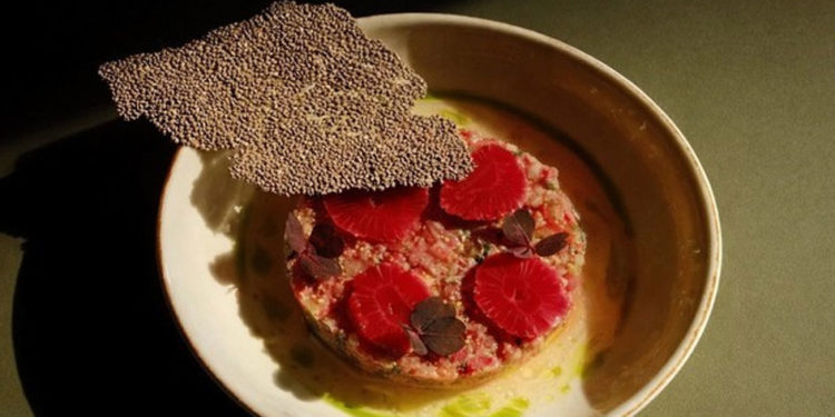 ¡De la polémica al lujo gourmet! El steak a base de carne cruda se pone de moda
