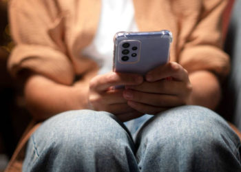 Expertos advierten sobre señales de adicción a redes sociales