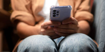 Expertos advierten sobre señales de adicción a redes sociales