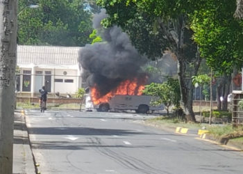 Incendio de bus cerca a batallón genera alerta en Cali