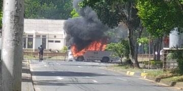 Incendio de bus cerca a batallón genera alerta en Cali