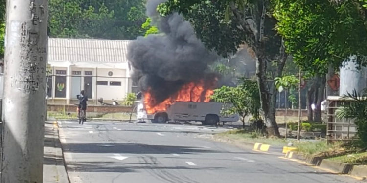 Incendio de bus cerca a batallón genera alerta en Cali