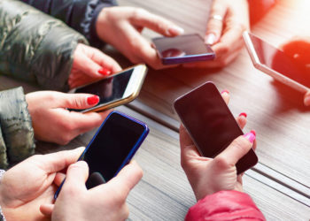 Jóvenes apagan sus smartphones por un mes: así viven el reto
